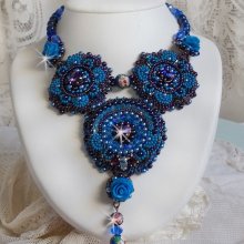 Collana Royal Blue Roses con cristalli Swarovski e perle di seme